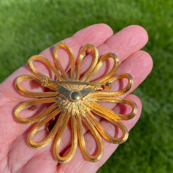 Vintage Estate Daisy Brooch Gold Tone Semi Matte - Picture 2 of 4